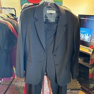 ✨ Tahari Arthur S. Levine Pinstripe Pant Suit – Size 14